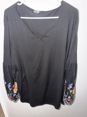 Blouse, flared up arms with roses